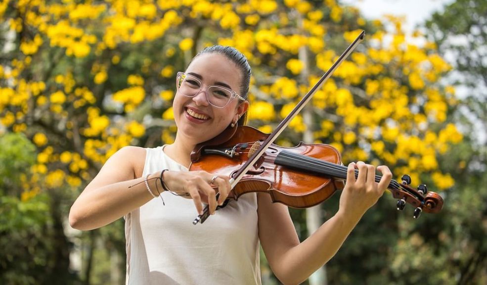 Joven colombiana tocará el violín que le pertenecía a Mozart en un festival de música clásica 2 Joven colombiana tocará el violín que le pertenecía a Mozart en un festival de música clásica Estudiante de la Universidad Eafit y becaria de la prestigiosa fundación Iberacademy, Valentina Orozco tendrá la oportunidad única de tocar el violín original de Wolfgang Mozart en el marco del Festival Latino Mozart en Salzburgo, Austria.