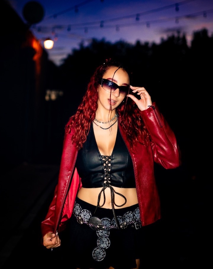 La cantante De La Rose firmó con Warner Music y lanzó su nuevo sencillo 'Los Fin De' 1 La cantante De La Rose firmó con Warner Music y lanzó su nuevo sencillo 'Los Fin De' La estrella en ascenso del género urbano, De La Rose, ha dado un paso gigante en su carrera al unir fuerzas con Warner Music Latina.