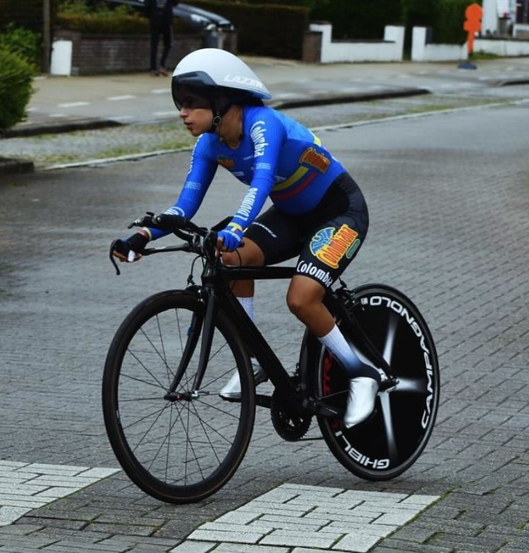 La paraciclista Paula Caballero ganó la primera medalla para Colombia en el Campeonato Mundial de Ruta 1 La paraciclista Paula Caballero ganó la primera medalla para Colombia en el Campeonato Mundial de Ruta La paraciclista brilló en la prueba de contrarreloj individual en la categoría C3, recorriendo los 18.8 kilómetros en un tiempo de 28 minutos y 46 segundos, marcando un hito importante para Colombia en esta competencia.