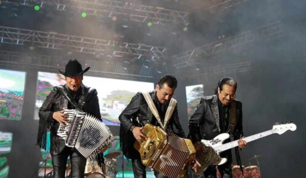 Los Tigres del Norte arrasaron en Bogotá con tres noches de concierto en el Movistar Arena Las actuaciones atrajeron a casi 30.000 asistentes, quienes disfrutaron de una mezcla de corridos, rancheras y éxitos clásicos de la banda, así como de las nuevas canciones de su reciente EP, “Aquí Mando Yo”.