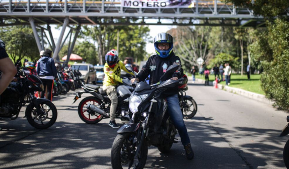 Motociclistas anuncian que se unirán al paro de camioneros este miércoles 6 Motociclistas anuncian que se unirán al paro de camioneros este miércoles Se agudiza la crisis de movilidad en Bogotá, pues los motociclistas y conductores de carros particulares anunciaron que se unirán al paro de camioneros.