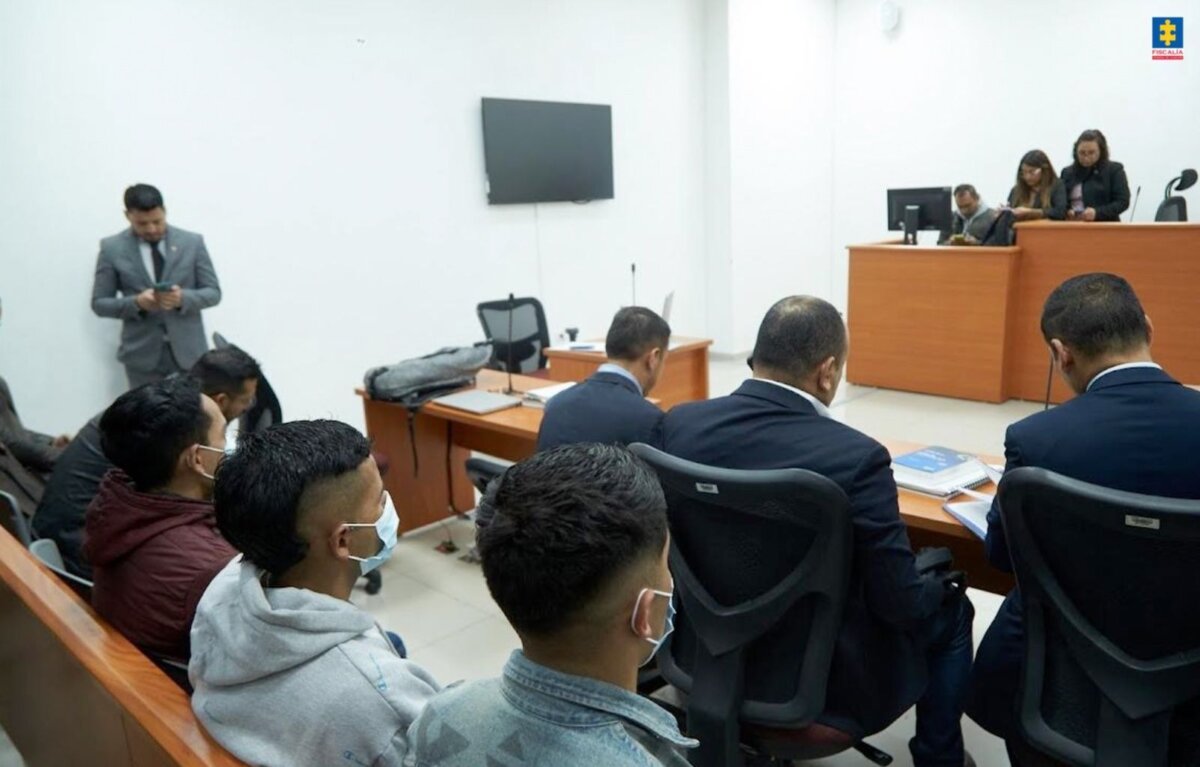 Motociclistas que atropellaron a dos mujeres en Sibaté irán a juicio 1 Motociclistas que atropellaron a dos mujeres en Sibaté irán a juicio Los tres motociclistas que causaron la muerte de 2 jóvenes son investigados por el delito de homicidio doloso, el cual, a pesar de las pruebas, no aceptaron.