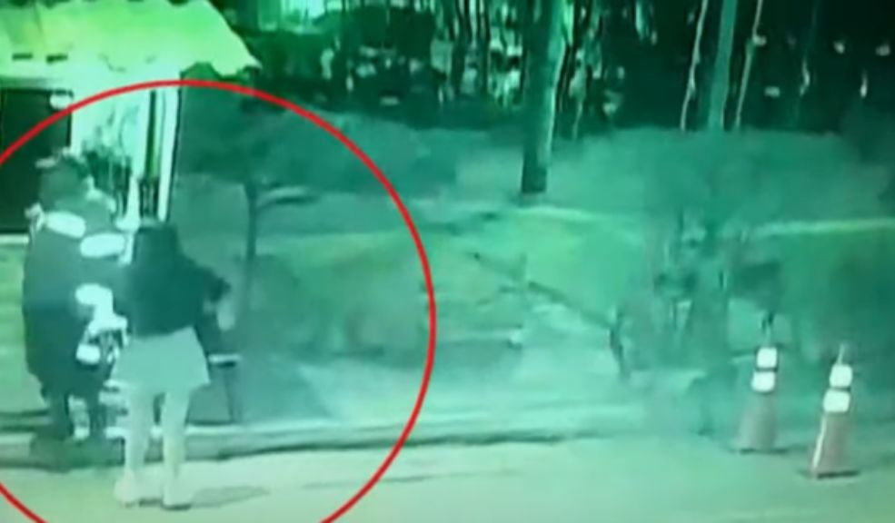 Mujeres se habrían hecho pasar por vendedoras informales para drogar a unos vigilantes y robar un camión El delito habría sido perpetrado por una banda criminal que se dedica al hurto de camiones. El vehículo robado está avaluado en, al menos, 100 millones de pesos.