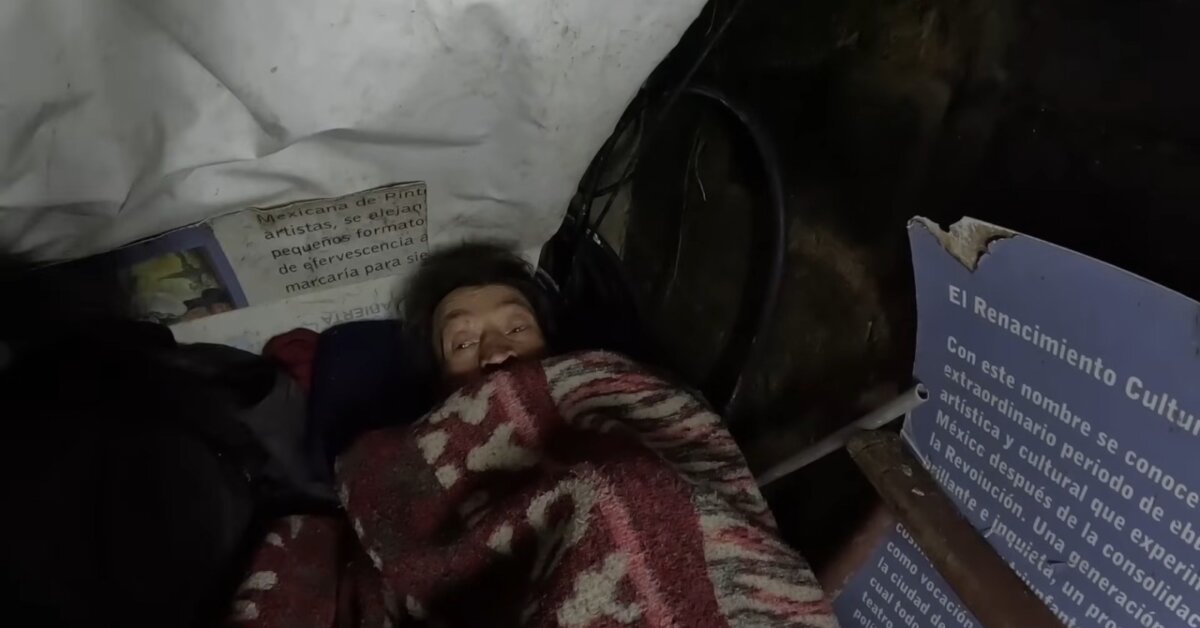 Murió habitante de calle que vivió por 20 años en una alcantarilla de Bogotá 1 Murió habitante de calle que vivió por 20 años en una alcantarilla de Bogotá Lucas, un hombre de 64 años conocido por vivir en una alcantarilla frente a la iglesia de San Diego, en el centro de la capital, falleció recientemente, causando gran conmoción entre los capitalinos. El habitante de calle se había vuelto una figura reconocida en la ciudad y en redes sociales por haber adaptado este espacio como su hogar durante varios años.