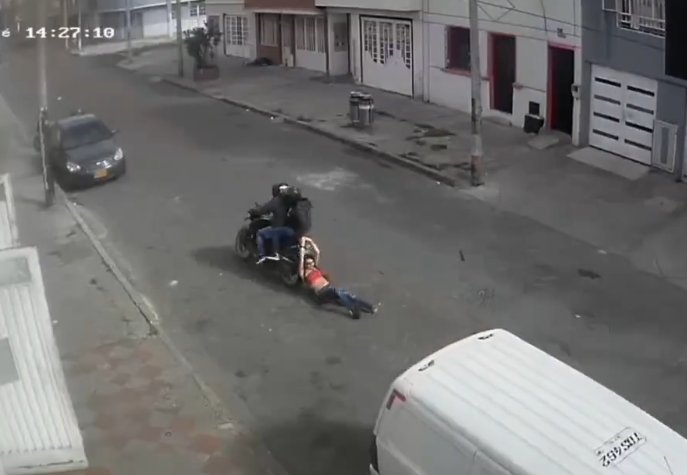 Niña se encuentra hospitalizada tras ser arrastrada por ladrones en moto en Bogotá 1 Niña se encuentra hospitalizada tras ser arrastrada por ladrones en moto en Bogotá Según el testimonio de su tía, la joven había salido a comprar en una tienda cercana y estaba usando su celular cuando los agresores la sorprendieron. Uno de los ladrones le arrebató el celular y, al intentar llevarse su bolso, arrastraron a la menor a lo largo de casi cinco cuadras.