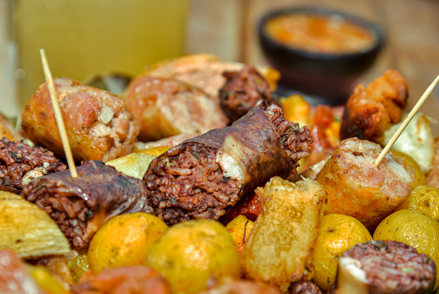 El Festival de la Fritanga llega a Bogotá 1 El Festival de la Fritanga llega a Bogotá Este festival celebra la riqueza culinaria de la fritanga, un plato típico colombiano compuesto por deliciosos ingredientes como papa criolla, morcilla, longaniza, chorizo, arepa y diversas carnes.