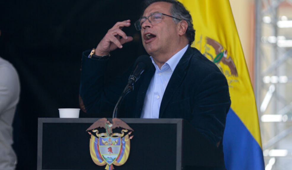 "No todo en la vida es trabajar": Petro defendió la idea de reducir la edad para pensionarse 5 "No todo en la vida es trabajar": Petro defendió la idea de reducir la edad para pensionarse Este jueves el presidente Gustavo Petro habló en la Plaza de Bolívar luego de las manifestaciones a favor de su gobierno, en donde se vieron unas 8 mil personas según reportes del PMU en Bogotá, pero también con participación en otras ciudades como Cali, Medellín, Bucaramanga y Barranquilla.