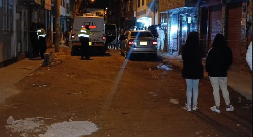 Noche de bala deja un hombre muerto y una mujer herida en Soacha 1 Noche de bala deja un hombre muerto y una mujer herida en Soacha El hombre, víctima fatal del ataque a bala, se encontraba junto a su pareja sentimental, quien también resultó herida. Los hechos ocurrieron en el barrio Danubio del municipio de Soacha.