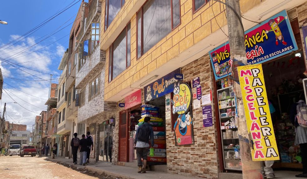 Noche de bala deja un hombre muerto y una mujer herida en Soacha El hombre, víctima fatal del ataque a bala, se encontraba junto a su pareja sentimental, quien también resultó herida. Los hechos ocurrieron en el barrio Danubio del municipio de Soacha.