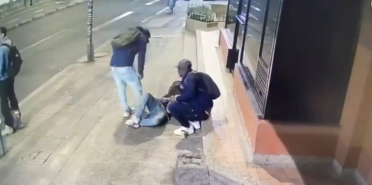 EN VIDEO: Periodista fue robado y escopolaminado cerca a un paradero del Sitp Santiago relató que todo ocurrió el viernes pasado cuando salió a compartir con unos amigos. Al finalizar la noche, mientras esperaba transporte en la calle 45, un hombre se le acercó con una historia conmovedora. "Me habló de su pareja, de temas personales, y de repente me ofreció una cerveza. Logró ganarse mi confianza", explicó el periodista.