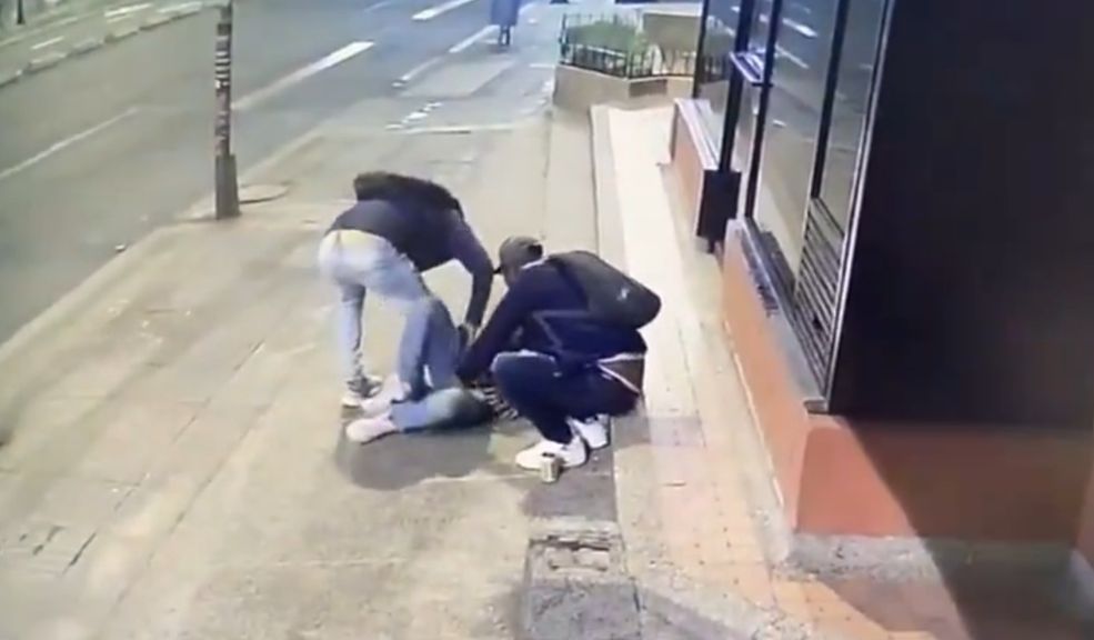 EN VIDEO: Periodista fue robado y escopolaminado cerca a un paradero del Sitp 7 EN VIDEO: Periodista fue robado y escopolaminado cerca a un paradero del Sitp Santiago relató que todo ocurrió el viernes pasado cuando salió a compartir con unos amigos. Al finalizar la noche, mientras esperaba transporte en la calle 45, un hombre se le acercó con una historia conmovedora. "Me habló de su pareja, de temas personales, y de repente me ofreció una cerveza. Logró ganarse mi confianza", explicó el periodista.