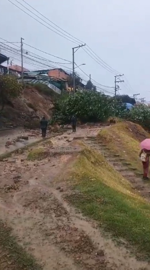 Más de 30 viviendas han resultado afectadas por las fuertes lluvias en Ciudad Bolívar 1 Más de 30 viviendas han resultado afectadas por las fuertes lluvias en Ciudad Bolívar Según los reportes oficiales, se han registrado deslizamientos de tierra en los sectores de Potosí, Alpes, Altamira, República de Canadá, Bella Flor y Villas del Progreso, mientras que en Santa Viviana, Caracolí y Lucero se presentan graves encharcamientos. Hasta el momento, 30 viviendas han resultado afectadas por estos eventos climáticos.