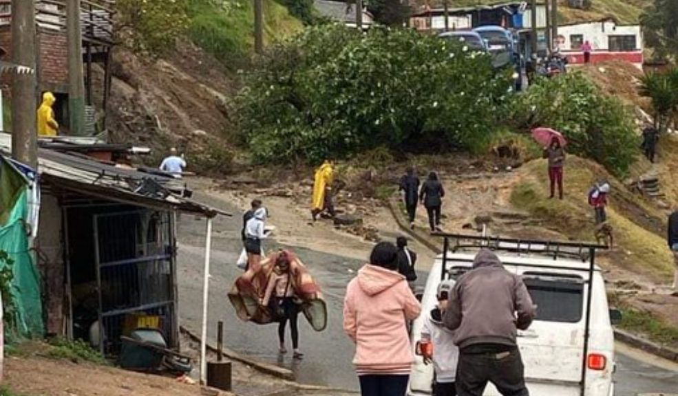 Más de 30 viviendas han resultado afectadas por las fuertes lluvias en Ciudad Bolívar Según los reportes oficiales, se han registrado deslizamientos de tierra en los sectores de Potosí, Alpes, Altamira, República de Canadá, Bella Flor y Villas del Progreso, mientras que en Santa Viviana, Caracolí y Lucero se presentan graves encharcamientos. Hasta el momento, 30 viviendas han resultado afectadas por estos eventos climáticos.