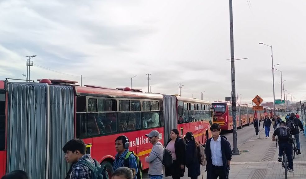 Por manifestaciones TransMilenio informó que las siguientes rutas están realizando desvíos 6 Por manifestaciones TransMilenio informó que las siguientes rutas están realizando desvíos La Secretaría de Movilidad informó que manifestantes se encuentran bloqueando la Avenida Villavicencio con Avenida Gaitán Cortés, lo que ha afectado la operación de varias rutas de TransMilenio en la zona.