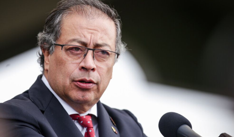 Admiten tutela contra Petro por llamar "muñecas de la mafia" a periodistas La admisión de la tutela se da en el marco de una creciente polémica por las declaraciones de Petro, que, según el abogado, "han causado un daño psicológico general a las mujeres periodistas al ser degradadas, intimidadas y humilladas públicamente".