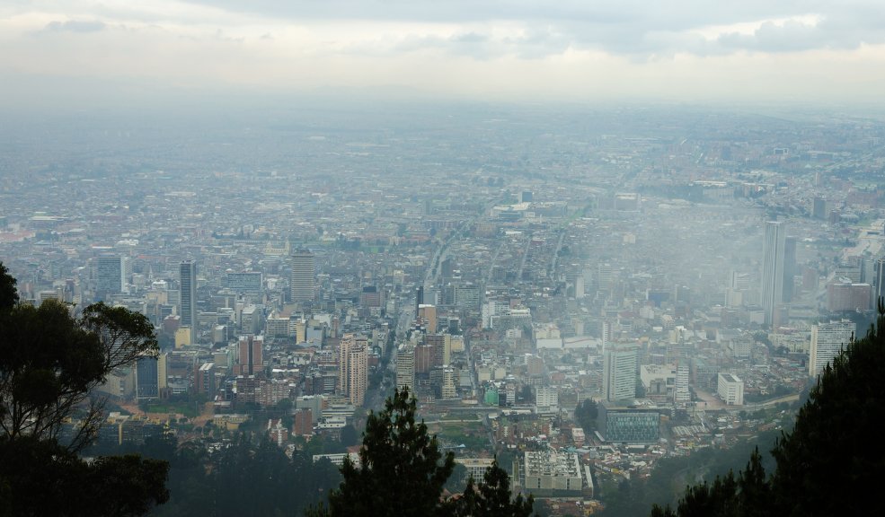 Pronóstico del clima en Bogotá para hoy jueves 26 de septiembre: ¿Qué esperar? 2 Pronóstico del clima en Bogotá para hoy jueves 26 de septiembre: ¿Qué esperar? Según el más reciente informe del Instituto de Hidrología, Meteorología y Estudios Ambientales (IDEAM), el clima para el jueves 26 de septiembre en Bogotá estará marcado por temperaturas variables y posibles precipitaciones. En horas de la mañana, se espera un cielo parcialmente nublado con temperaturas frescas, rondando los 12°C. Sin embargo, hacia la tarde, la ciudad podría experimentar lluvias ligeras en algunos sectores, con una máxima que alcanzará los 18°C.