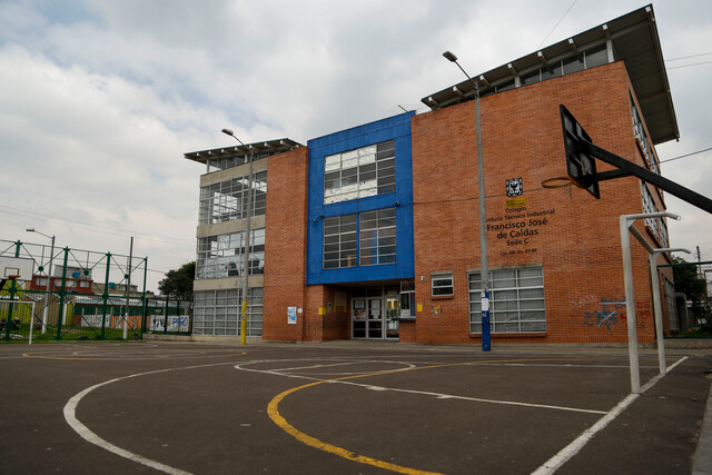 Proyecto de ley busca prohibir clases antes de las 7:00 a.m. 1 Proyecto de ley busca prohibir clases antes de las 7:00 a.m. El proyecto de ley presentado en el Congreso de Colombia, conocido como "Estudio sin Madrugón", ha generado gran interés en la comunidad educativa. Actualmente, las clases inician entre las 6:00 y las 6:30 a.m., lo que obliga a los estudiantes a levantarse muy temprano.