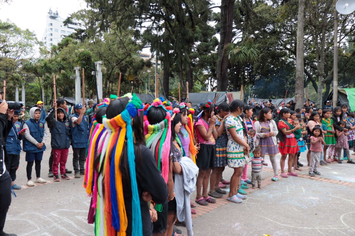 Así será el retorno del pueblo Emberá desde el Parque Nacional a sus territorios 1 Así será el retorno del pueblo Emberá desde el Parque Nacional a sus territorios Desde las 8:00 a.m., las familias Emberá, junto con la Unidad para las Víctimas, realizarán un acto espiritual de despedida y una olla comunitaria como parte del proceso de retorno.