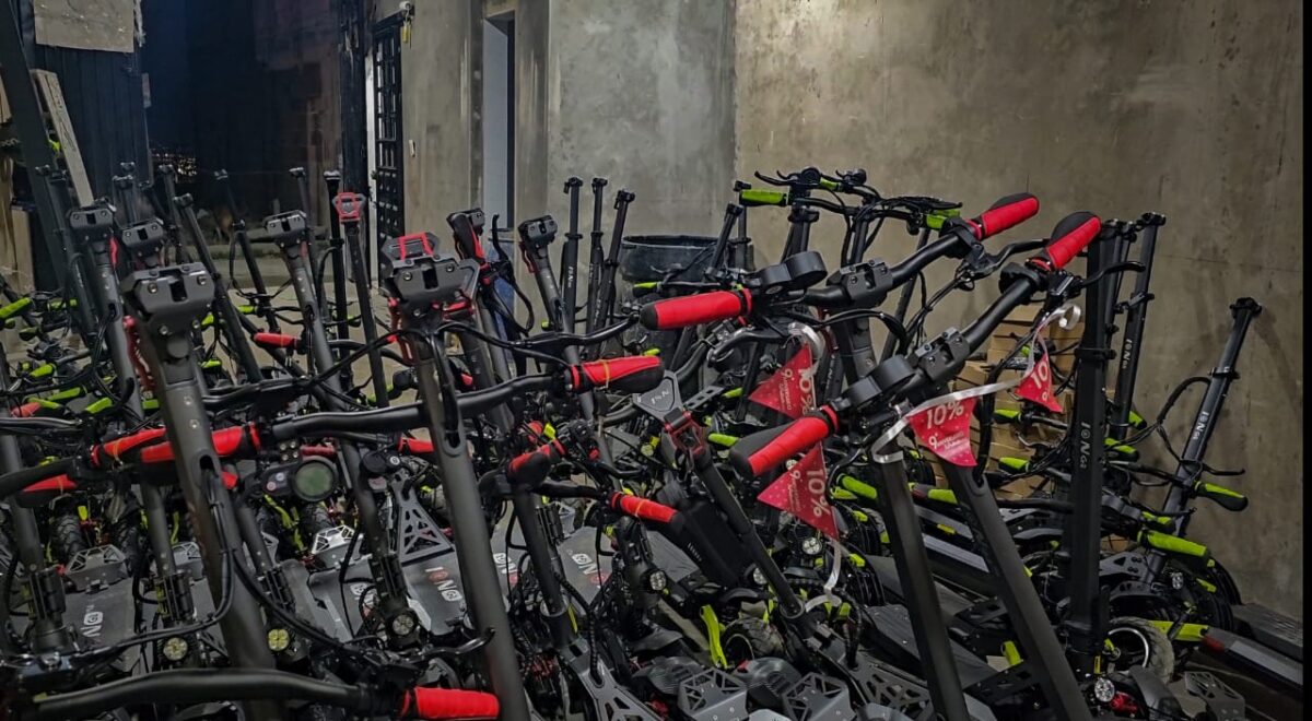 Recuperan 74 patinetas eléctricas que habían sido hurtadas en Barrios Unidos 1 Recuperan 74 patinetas eléctricas que habían sido hurtadas en Barrios Unidos La Policía Metropolitana de Bogotá logró la recuperación de 74 patinetas eléctricas que habían sido robadas el pasado 2 de septiembre en un establecimiento comercial de la localidad de Barrios Unidos.