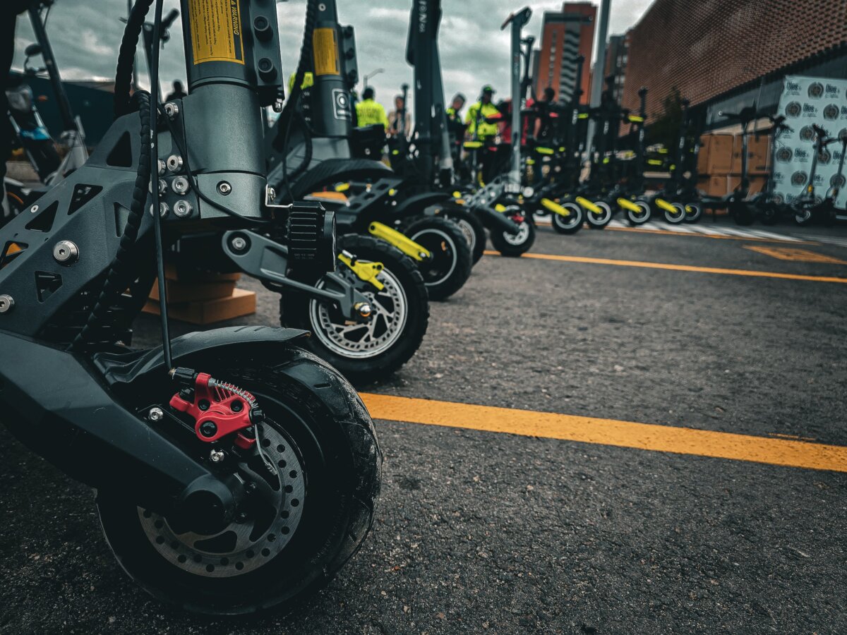 Recuperan 74 patinetas eléctricas que habían sido hurtadas en Barrios Unidos 2 Recuperan 74 patinetas eléctricas que habían sido hurtadas en Barrios Unidos La Policía Metropolitana de Bogotá logró la recuperación de 74 patinetas eléctricas que habían sido robadas el pasado 2 de septiembre en un establecimiento comercial de la localidad de Barrios Unidos.