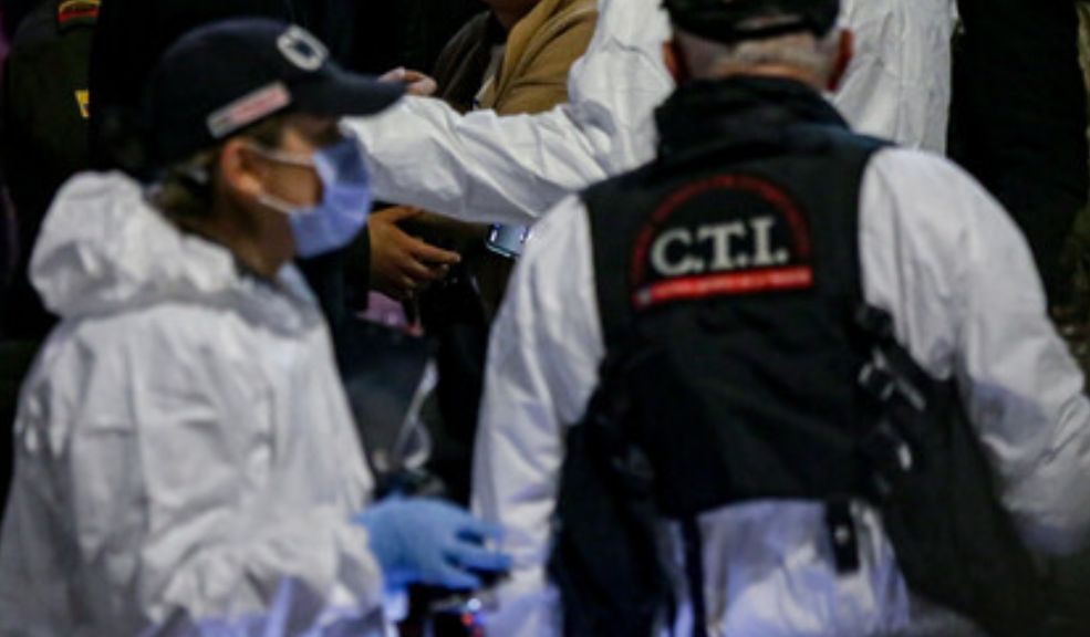 Revelan estado de salud del hombre que fue pillado con exmujer de policía en un motel 1 Revelan estado de salud del hombre que fue pillado con exmujer de policía en un motel Con el paso de las horas, se han conocido nuevos detalles en el caso del policía Jhon Jairo Acuña Salazar, de 31 años, quien disparó contra su expareja y el acompañante de ella en un motel de la localidad de Kennedy y luego se quitó la vida. Según la nueva versión de los hechos, la mujer agredida no era su pareja actual ni le estaba siendo infiel, ya que, al parecer, la relación entre ambos había terminado a finales del año pasado. Sin embargo, Acuña Salazar habría continuado hostigándola tras la ruptura.