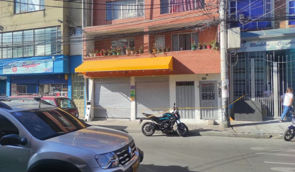 Sicariato en pizzería de Suba dejó a un hombre muerto 7 Sicariato en pizzería de Suba dejó a un hombre muerto Las detonaciones de un arma de fuego resonaron ayer en una de las calles del barrio Rincón, en la localidad de Suba. El fuerte sonido alertó a los residentes y trabajadores de la zona, quienes rápidamente se acercaron para averiguar qué había ocurrido en un local de comidas rápidas, donde encontraron a un joven gravemente herido.