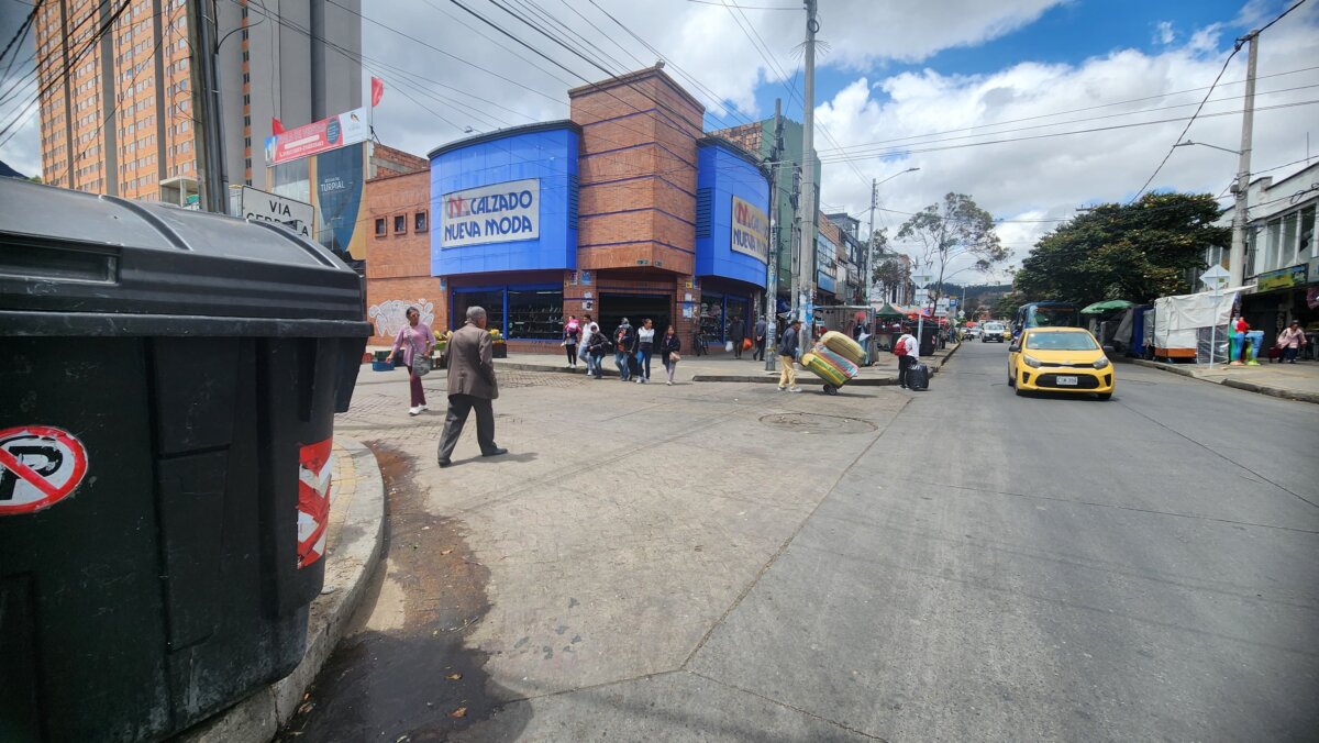 Sicario acabó con la vida de Sonia, reconocida vendedora de frutas de San Cristóbal 1 Sicario acabó con la vida de Sonia, reconocida vendedora de frutas de San Cristóbal Los residentes del barrio 20 de Julio, en la localidad de San Cristóbal, estaban consternados ayer tras el vil crimen que se perpetró horas antes en una de las calles del sector.