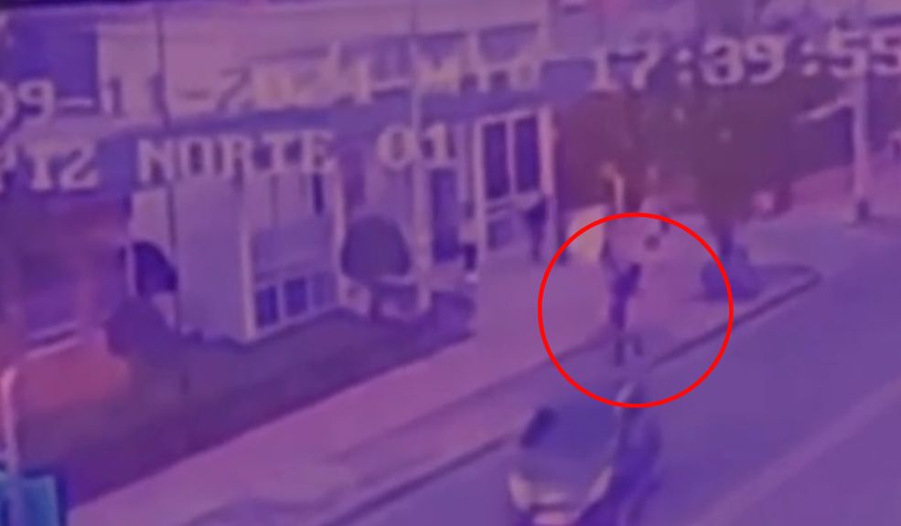 En video: momento en el que sicario disfrazado de reciclador asesina a un hombre en el Tintal 1 En video: momento en el que sicario disfrazado de reciclador asesina a un hombre en el Tintal Un nuevo hecho de violencia sacudió a la capital del país. En la tarde de este miércoles 11 de septiembre, un hombre fue asesinado en el sector de El Tintal, al suroccidente de Bogotá, a manos de un sujeto que se disfrazó de reciclador para ejecutar el ataque.