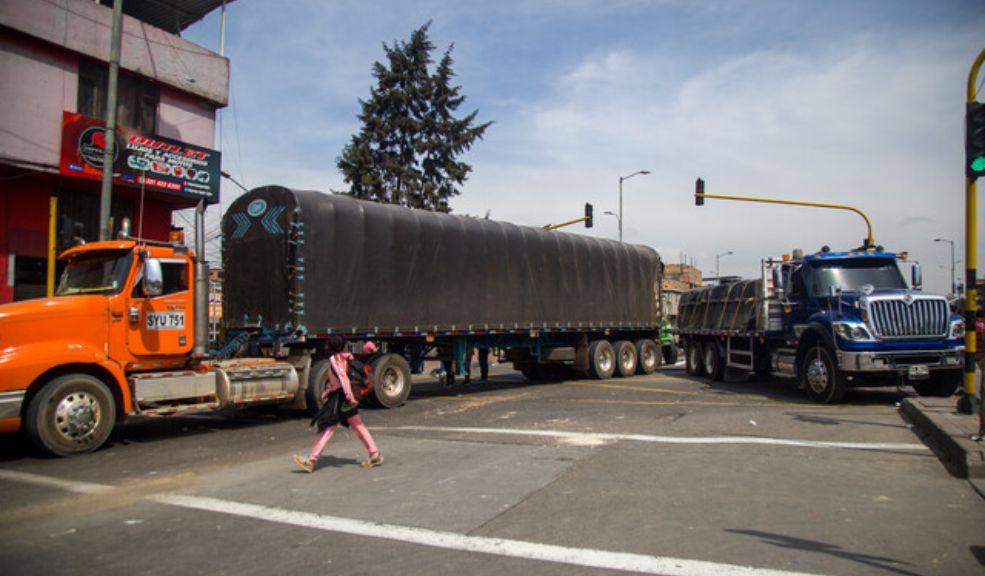 Siguen bloqueos en varias ciudades por paro nacional de camioneros 1 Siguen bloqueos en varias ciudades por paro nacional de camioneros Fenalco Bogotá Cundinamarca expresó su preocupación por el impacto económico del paro camionero. Según el gremio, los bloqueos y restricciones en las vías, especialmente en los accesos a la ciudad y municipios cercanos, han reducido las ventas en la capital hasta en un 80%, ya que muchas personas prefieren no salir de sus hogares o apresuran su regreso, disminuyendo la afluencia de clientes en los comercios.