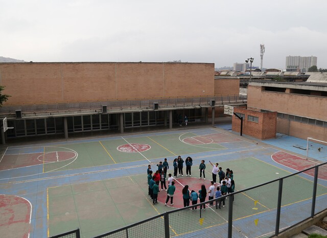 Colegios públicos de Bogotá no tendrán clases este jueves 1 Colegios públicos de Bogotá no tendrán clases este jueves Para mitigar el impacto de la suspensión, la SED ha decidido que mañana se mantendrá el servicio de alimentación complementaria que brinda el Programa de Alimentación Escolar (PAE) a los estudiantes. Este servicio estará disponible para aquellos alumnos que puedan acercarse a sus colegios. Cada rector coordinará con los operadores del PAE y la comunidad educativa para garantizar el suministro de los alimentos en horas de la mañana para todas las jornadas.