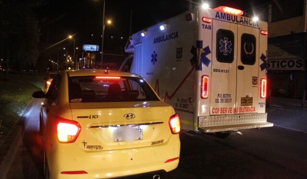 Taxista habría atropellado a dos policías tras cometer infracción en Bogotá 1 Taxista habría atropellado a dos policías tras cometer infracción en Bogotá La Policía de Tránsito confirmó que el siniestro se dio en la avenida Caracas con calle Novena, cerca del CAI de San Victorino. Allí, según Blu Radio, un taxista arrolló a 2 uniformados de la Policía Nacional que se transportaban en moto.