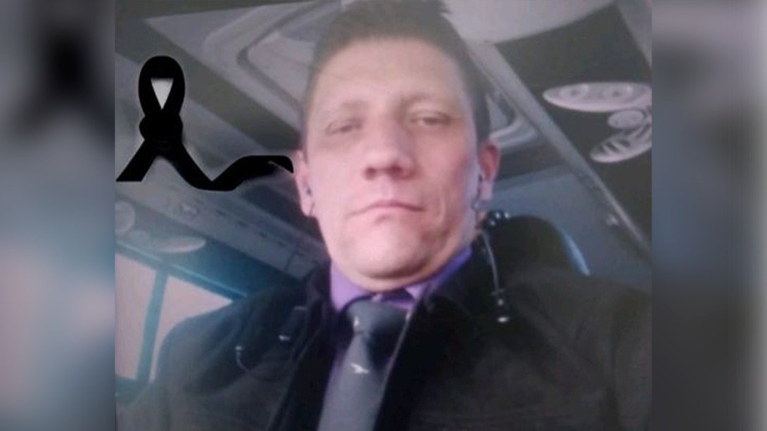 Trágico accidente: conductor se bajó del bus a ayudar a una pasajera y murió arrollado 1 Trágico accidente: conductor se bajó del bus a ayudar a una pasajera y murió arrollado El carro que atropelló al conductor y le quitó la vida huyó del lugar.
