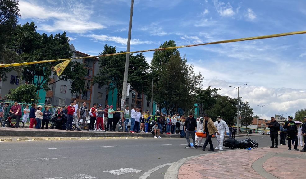 ÚLTIMA HORA: Balean a presunto ladrón en Kennedy Un hombre de 26 años fue baleado en el sector de Nuevo Techo, en la localidad de Kennedy, cuando presuntamente intentaba cometer un hurto.