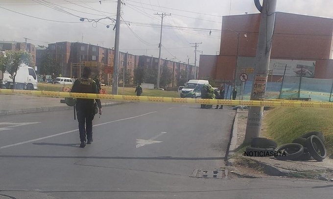 ÚLTIMA HORA: Encuentran cuerpo envuelto entre un colchón en Kennedy 1 ÚLTIMA HORA: Encuentran cuerpo envuelto entre un colchón en Kennedy En las últimas horas, un macabro hallazgo ha conmocionado a los habitantes de la localidad de Kennedy, en Bogotá. El cuerpo de una persona fue encontrado envuelto en un colchón abandonado en la calle, cerca de la glorieta del Tintal, en la Avenida Cali con Avenida de las Américas.