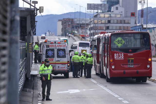 Vigilante mató a un hombre que se coló en TransMilenio y lo amenazó con un arma blanca 1 Vigilante mató a un hombre que se coló en TransMilenio y lo amenazó con un arma blanca El hombre murió después de que el vigilante lo agrediera en repetidas ocasiones con un arma blanca, con la cual el ahora occiso lo habría amenazado minutos antes.
