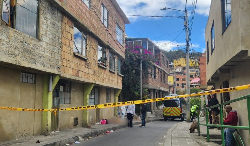 Violento crimen de un joven en Usaquén: lo asesinaron mientras dormía Una calle angosta fue acordonada en horas de la mañana de este lunes, luego que la comunidad reportara el homicidio de un joven en el barrio Cerro Norte (Usaquén). El rostro de los presentes revelaba la angustia y el desconcierto que este hecho violento les generaba, pero en medio de estas personas había familiares de la víctima quienes en medio del llanto mostraban su dolor de esta tragedia que deben afrontar.