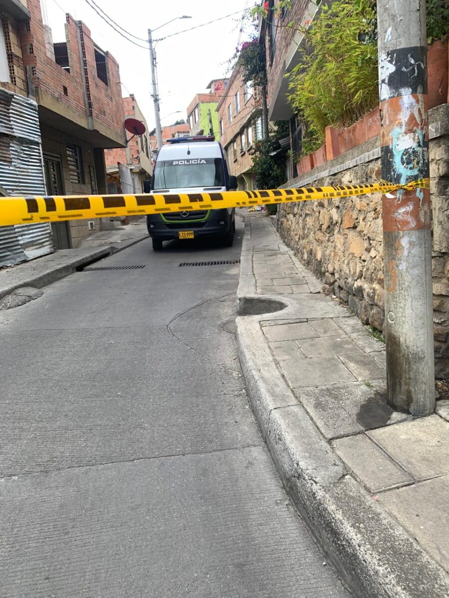 Violento crimen de un joven en Usaquén: lo asesinaron mientras dormía 1 Violento crimen de un joven en Usaquén: lo asesinaron mientras dormía Una calle angosta fue acordonada en horas de la mañana de este lunes, luego que la comunidad reportara el homicidio de un joven en el barrio Cerro Norte (Usaquén). El rostro de los presentes revelaba la angustia y el desconcierto que este hecho violento les generaba, pero en medio de estas personas había familiares de la víctima quienes en medio del llanto mostraban su dolor de esta tragedia que deben afrontar.