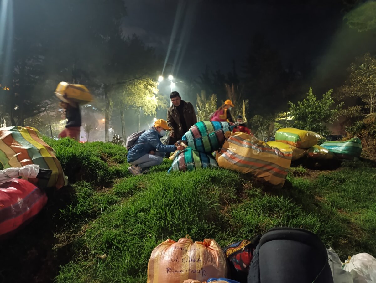 Así avanza el retorno de las familias Emberá asentadas en el Parque Nacional 2 Así avanza el retorno de las familias Emberá asentadas en el Parque Nacional El retorno de las familias Emberá continuará durante el transcurso del día y se espera que la salida del Parque Nacional ocurra al finalizar la tarde, con el fin de que las familias lleguen a Pueblo Rico en la mañana del lunes, 9 de septiembre.