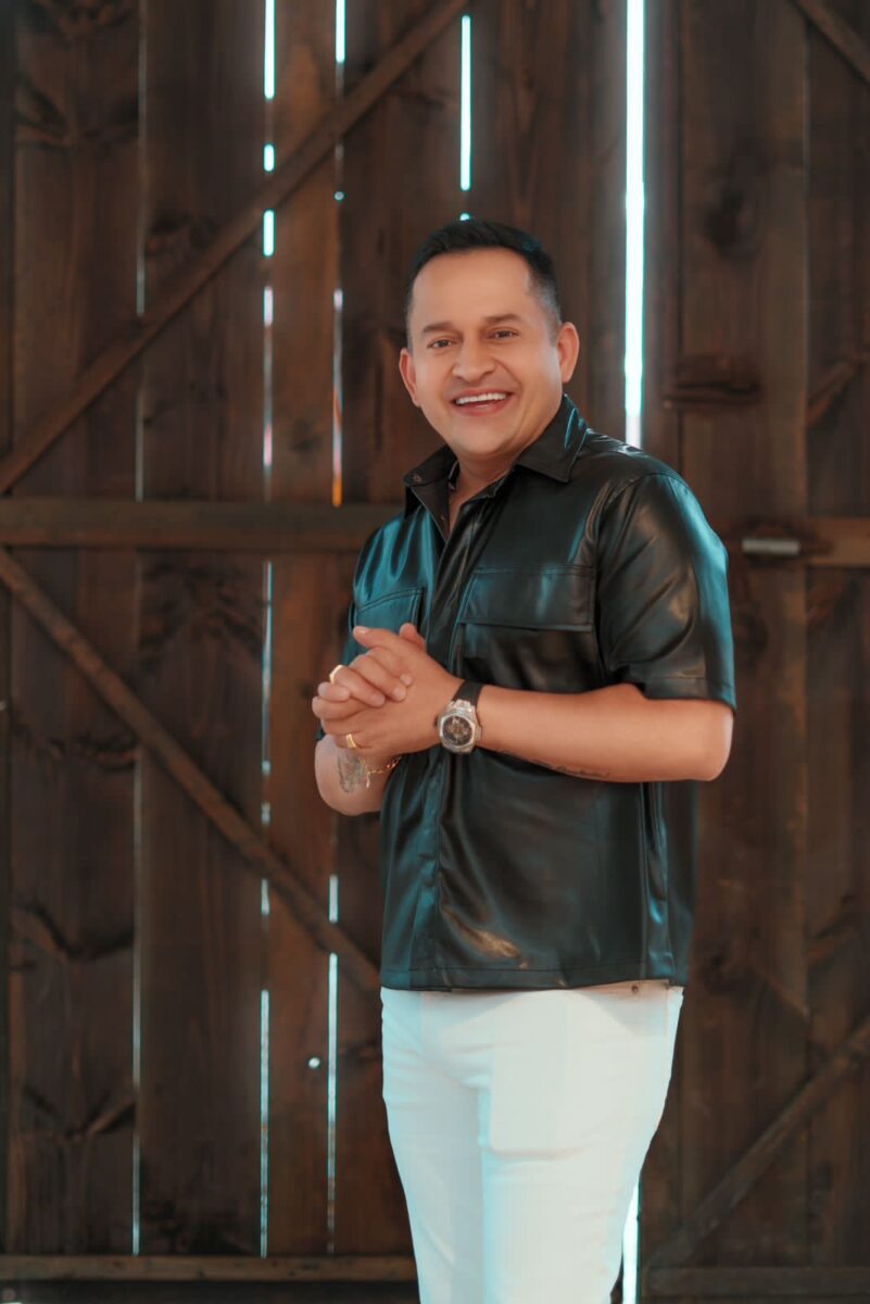 "Con el perdón de todos, me toca continuar": Freddy Burbano reaparece tras trágico accidente 2 "Con el perdón de todos, me toca continuar": Freddy Burbano reaparece tras trágico accidente En la madrugada del sábado 9 de julio de 2022, el artista se vio envuelto en un trágico accidente cuando, tras salir de una presentación, condujo su vehículo en aparente estado de embriaguez y a la altura de la calle 13 con carrera 19 (localidad de Puente Aranda) colisionó con un taxi que, al parecer, se cruzó un semáforo en rojo. En el vehículo se encontraba Karen Molina, de 21 años, quien lamentablemente perdió la vida debido a la gravedad del impacto.
