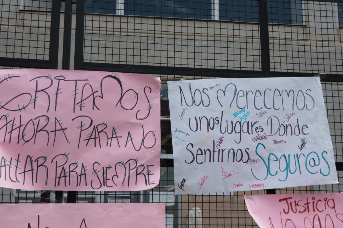 Aberrante denuncia de violación en colegio de Ciudad Bolívar 1 Aberrante denuncia de violación en colegio de Ciudad Bolívar Según el relato de una las tías de la pequeña, este lunes la niña asistió a clase en la jornada de la mañana al colegio Arborizadora Alta sede Daniel Stiven Duque Buitrago, ubicado en la carrera 43 con calle 70A sur. En la institución, según el testimonio de la niña, se habría perpetrado el doloroso suceso.“El día lunes a eso de las 8 de la mañana aproximadamente mi sobrina, que cursa quinto de primaria, fue al baño de su colegio, y una persona la toma desprevenida y le tapa los ojos y la boca, parece que la durmieron, cuando regresó al salón hay compañeras que dicen que ella llegó llorando y que le dolía mucho la vagina, la profesora la regañó por la demora, pero nunca le prestó atención. Cuando la recogió una tía de ella, la niña estaba extraña, muy hiperactiva y con dolor vaginal, la niña se puso a llorar. Cuando se llevó al médico salió positivo el examen de abuso sexual”, relató la familiar.