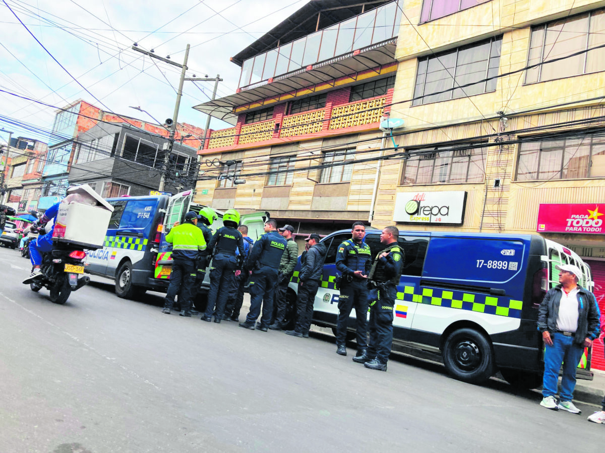 Hombre fue asesinado en Puente Aranda: su pareja lo habría apuñalado 1 Hombre fue asesinado en Puente Aranda: su pareja lo habría apuñalado Conmocionados se encuentran los vecinos del barrio Galán, en la localidad de Puente Aranda, debido a que este sábado en la mañana se presentó un asesinato en plena vía pública.