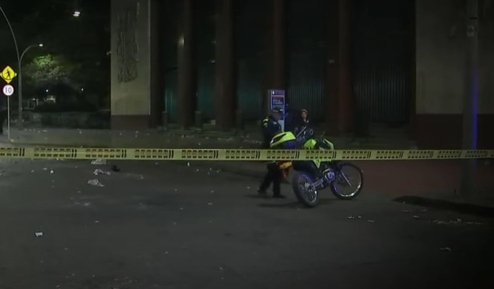 Ataque a bala dejó un muerto en Candelaria 10 Ataque a bala dejó un muerto en Candelaria La fría y concurrida noche del domingo, en el barrio Veracruz (Candelaria), se vio empañada por un ataque a bala que hizo correr a las personas que se encontraban en la esquina de la Carrera 7ª con Avenida Jiménez, luego de que un hombre resultara asesinado en medio de estos disparos, que le fueron propinados a traición. Hasta el momento no se conoce la identidad de la víctima.