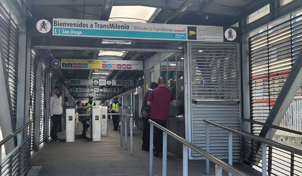 A vigilante que mató un hombre en estación de TM le impusieron medida privativa de la libertad 9 A vigilante que mató un hombre en estación de TM le impusieron medida privativa de la libertad En medio de la discusión, y de acuerdo con la evidencia técnica recopilada, el vigilante habría desenfundado un arma cortopunzante y agredido al ciudadano. A pesar de que la víctima fue trasladada a un centro asistencial, falleció debido a la gravedad de las heridas.