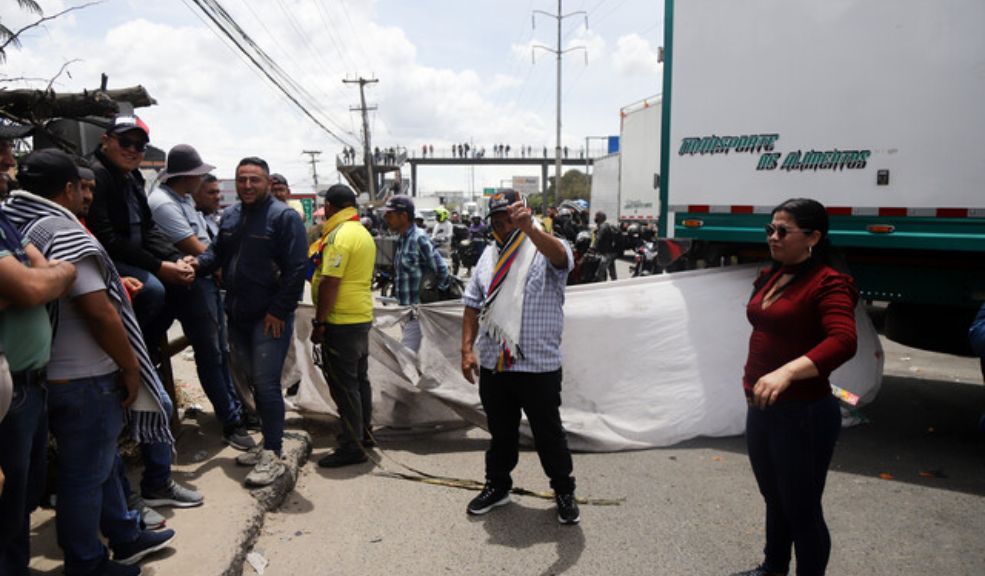 Gobierno está a la espera de una propuesta de los camioneros 8 Gobierno está a la espera de una propuesta de los camioneros La Ministra de Transporte, María Constanza García, publicó un video a través de la red social X en donde aseguró que después de que el Gobierno analizó y discutió diferentes puntos durante la mesas de diálogo, las dos propuestas que emitió no fueron aceptadas, así que aún están abiertos al diálogo con una propuestas que presenten los camioneros.