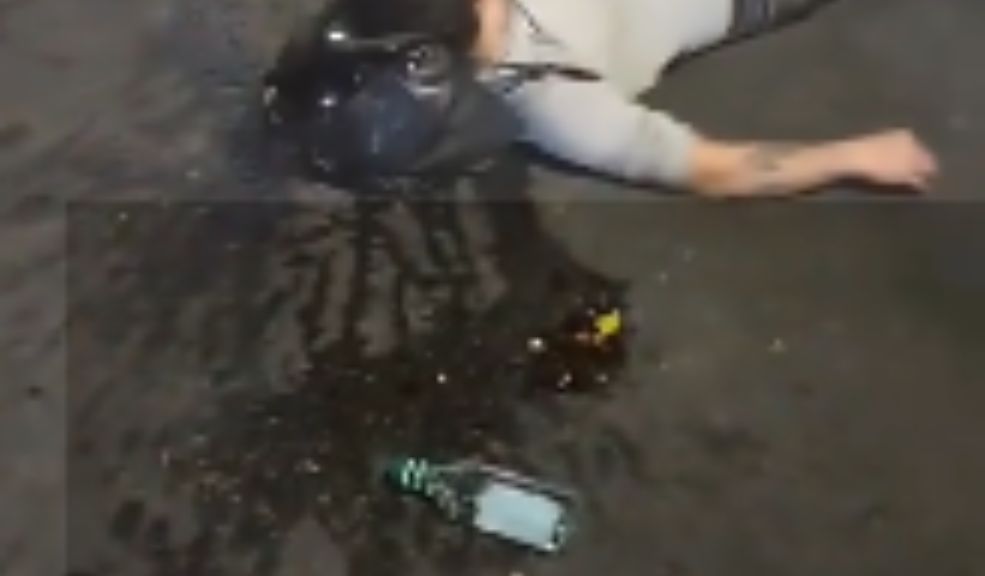 Impactante momento en el que motociclistas chocan contra bus del Sitp 1 Impactante momento en el que motociclistas chocan contra bus del Sitp En la grabación se observa cómo un bus del Sitp se encontraba girando por una vía del barrio cuando una motocicleta, que aparentemente se movilizaba a gran velocidad, colisiona violentamente contra el vehículo de servicio público. La cámara también muestra que en la motocicleta viajaban tres personas; dos de ellas salieron despedidas tras el impacto, mientras que el conductor quedó sobre la moto. Además, se observa que una botella de licor y una de cerveza salen volando y se estrellan contra el pavimento.