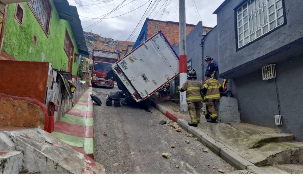 Camión se volcó e impactó vivienda en Ciudad Bolívar 6 Camión se volcó e impactó vivienda en Ciudad Bolívar Hace pocos minutos, se informó sobre un accidente que involucró a un camión en la localidad de Ciudad Bolívar. A la altura de la calle 74 sur con carrera 19D, el vehículo se volcó e impactó una vivienda.