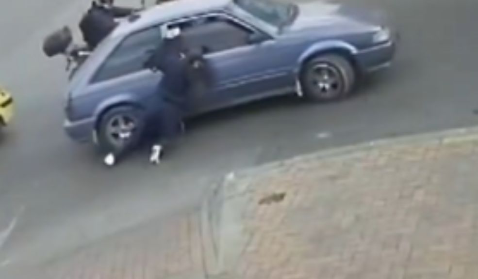 EN VIDEO: Ladrón en carro arrastró varias cuadras a una mujer por robarle el celular 1 EN VIDEO: Ladrón en carro arrastró varias cuadras a una mujer por robarle el celular El hecho ocurrió cuando el sujeto, que se desplazaba en un vehículo, robó mediante la modalidad de raponazo el celular de una mujer. La víctima, al intentar recuperar su dispositivo, se aferró a una de las ventanas del automóvil y fue arrastrada por varias cuadras.