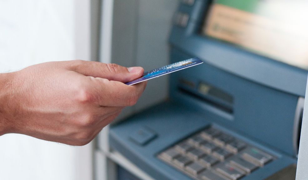 ¡Pilas! Con esta modalidad de estafa podrían vaciar su cuenta bancaria tras realizar retiro 2 ¡Pilas! Con esta modalidad de estafa podrían vaciar su cuenta bancaria tras realizar retiro Los estafadores, al obtener estos comprobantes, pueden utilizar la información contenida para manipular a los usuarios y acceder a sus cuentas bancarias.