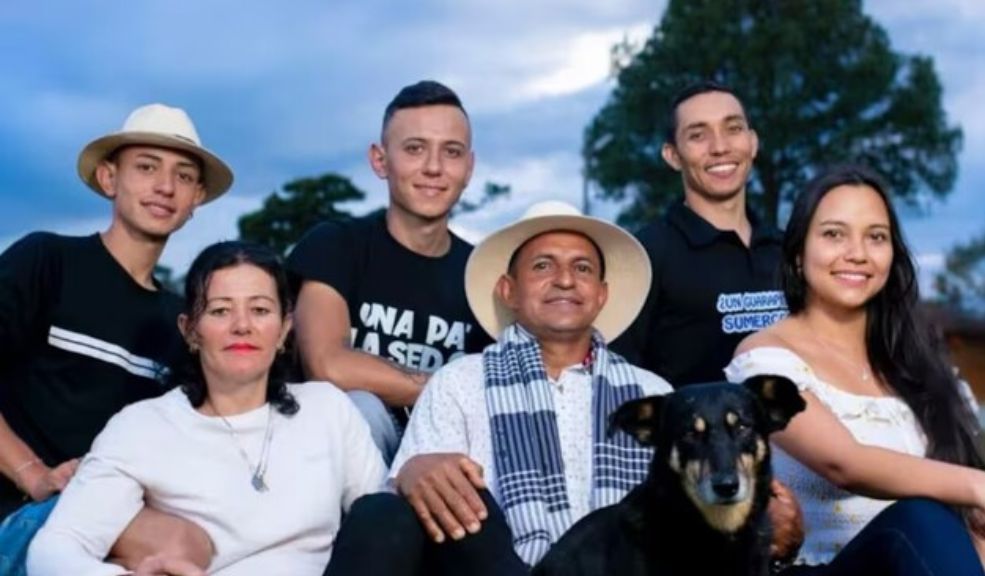 'Los Patojos' celebran cumpleaños de su papá con fuerte mensaje 4 'Los Patojos' celebran cumpleaños de su papá con fuerte mensaje A través de sus redes sociales, Los Patojos han documentado cada etapa del proceso de duelo, desde la salida del cuerpo de Yenni Ariza de su hogar hasta el funeral y la despedida con familiares y seres queridos.