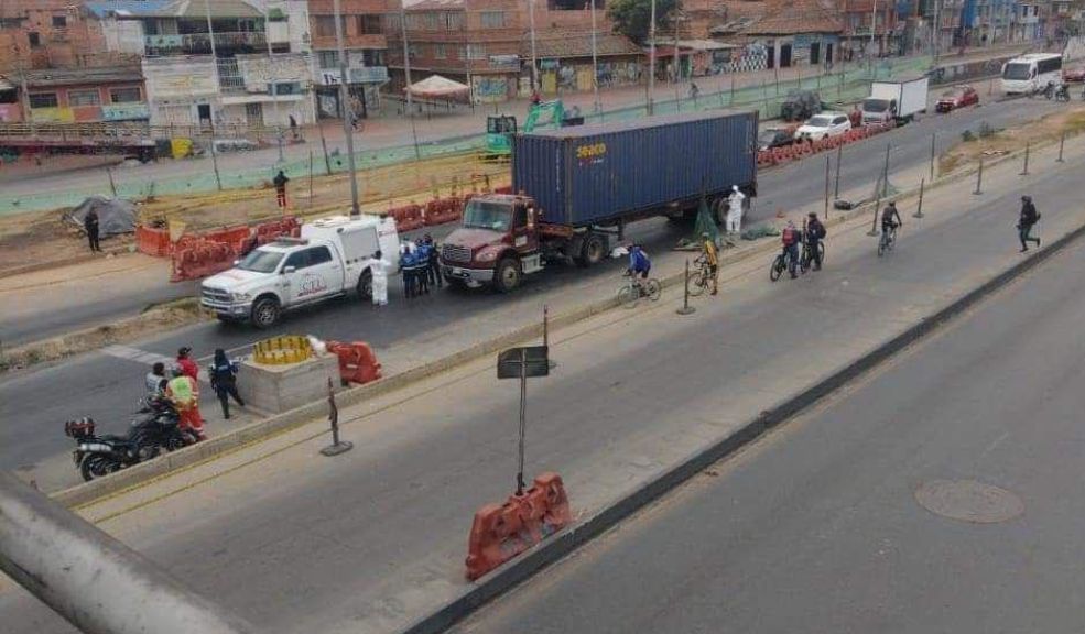 Hombre que intentó subir a una tractomula en movimiento falleció trágicamente En un trágico incidente ocurrido la mañana de este domingo, en el municipio de Soacha, Cundinamarca, un hombre perdió la vida tras intentar subirse a una tractomula en movimiento. 